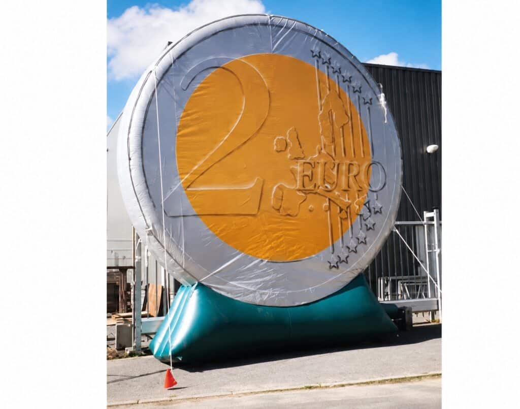Grote opblaas Euromunt voor evenementen en promoties.