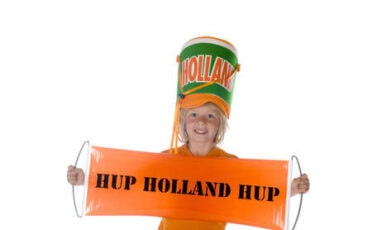 Clown Snoepy met Hollandse hoed en banner met tekst 'Hup Holland Hup'.