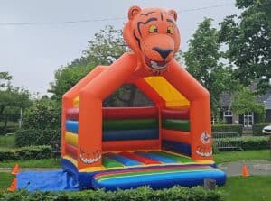 Springkussen met tijgerkop voor kinderen, kleurrijk en veilig.
