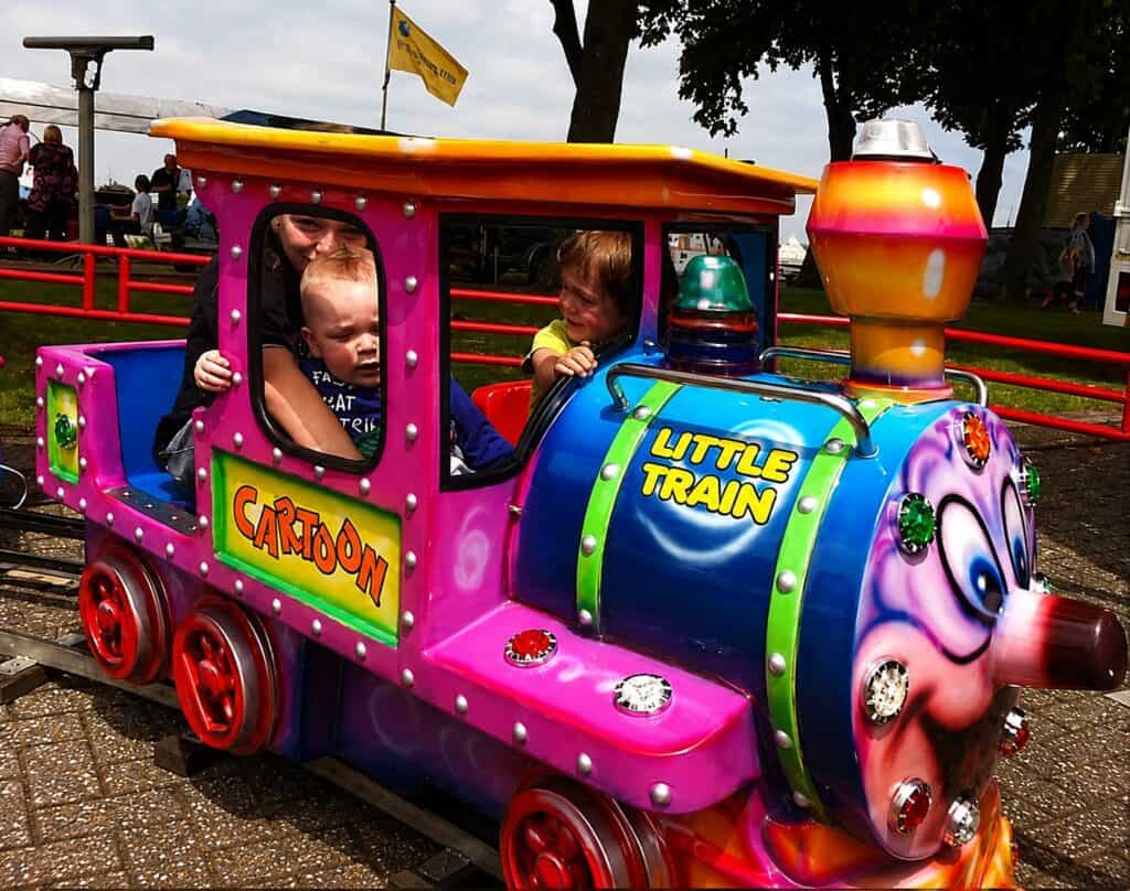 Kleintrein met kleurrijk clownthema voor jonge kinderen.
