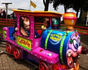 Kleintrein met kleurrijk clownthema voor jonge kinderen.