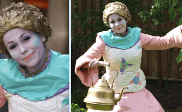 Clown Snoepy in kleurrijk kostuum als levend standbeeld voor entertainment.