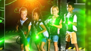 Kinderen genieten van laser gamen bij Clown Snoepy.