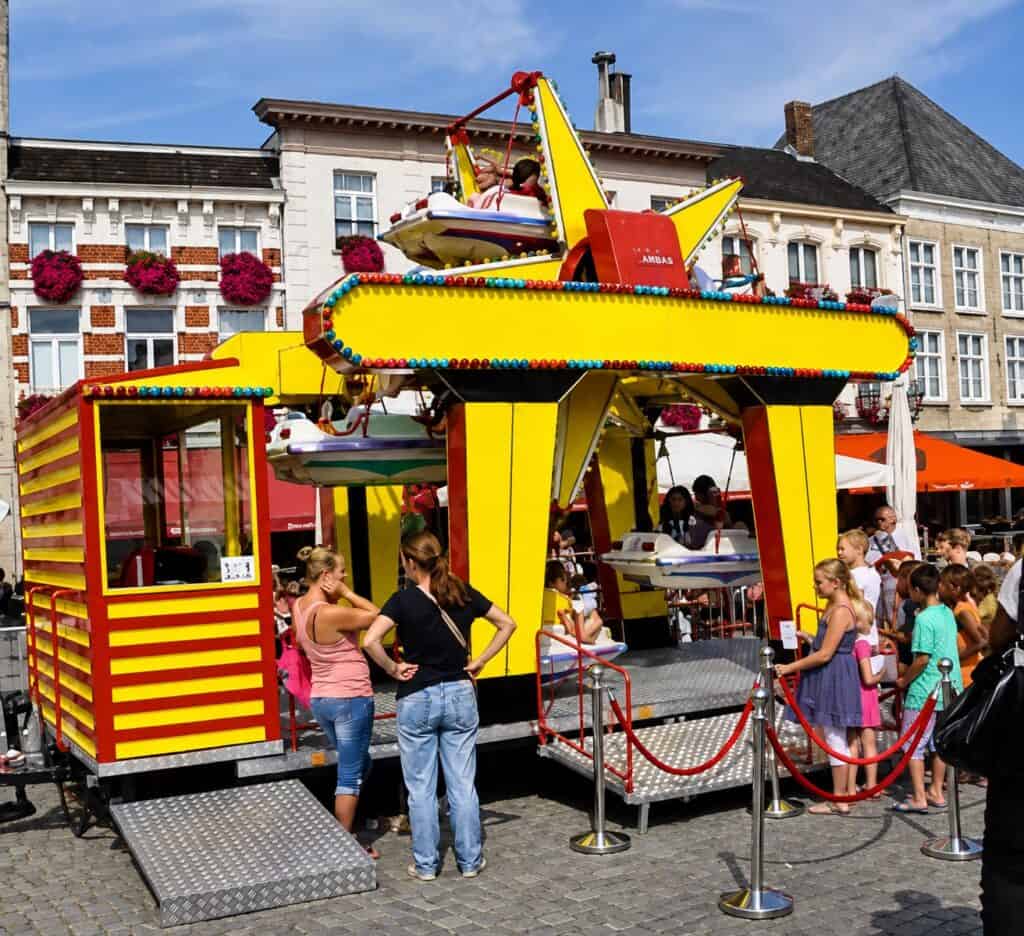 Kleurrijk mini reuzenrad bij Clown Snoepy in de straat.
