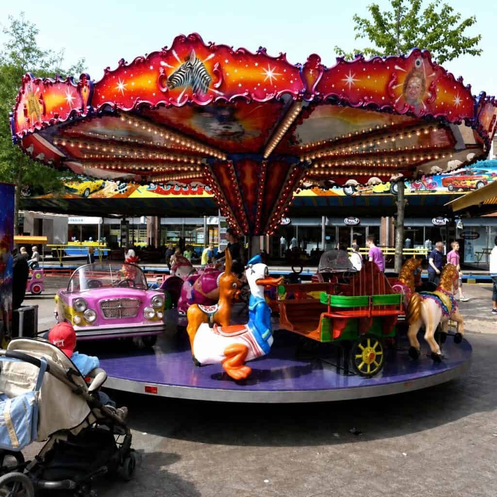 Kermis draaimolen met kleurrijke paarden en carrousel.