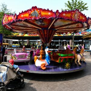 Kermis draaimolen met kleurrijke paarden en carrousel.
