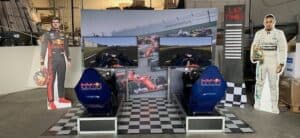 Clown Snoepy race simulator met meerdere schermen en raceauto's.