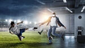 Kinderen spelen VR voetbal in een stadion met virtuele realiteit.
