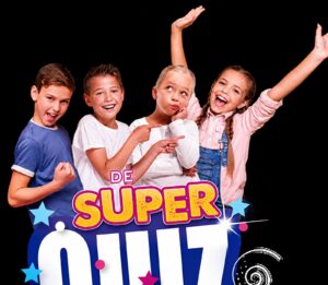 Vrolijke kinderen doen mee aan de Superquiz met clown Snoepy.