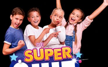 Vrolijke kinderen doen mee aan de Superquiz met clown Snoepy.