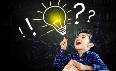 Kind met briljant idee voor Superquiz, vrolijk en enthousiast.