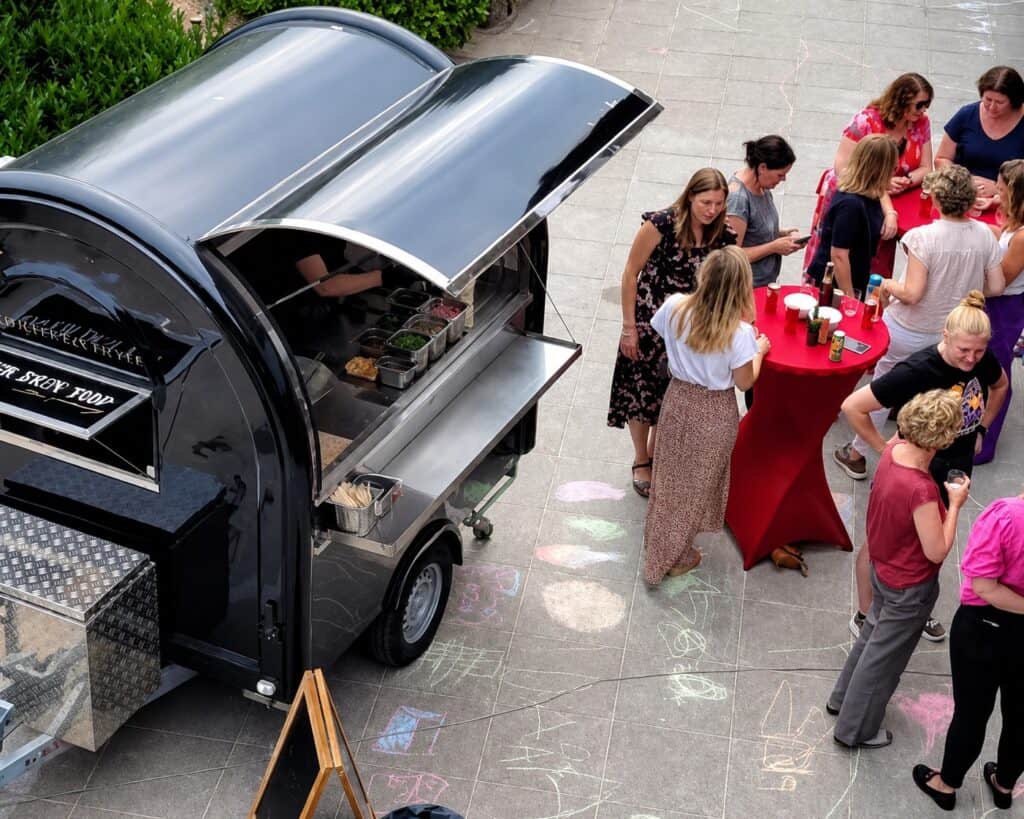 Clown Snoepy foodtruck voor kinderfeestje met kinderen en ouders.