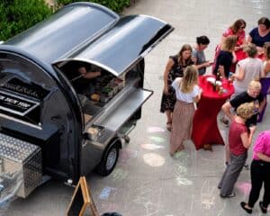 Clown Snoepy foodtruck voor kinderfeestje met kinderen en ouders.