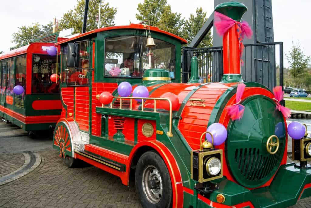 Kleurrijke clowntrein met ballonnen en feestdecoraties voor kinderen.