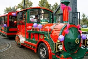 Kleurrijke clowntrein met ballonnen en feestdecoraties voor kinderen.