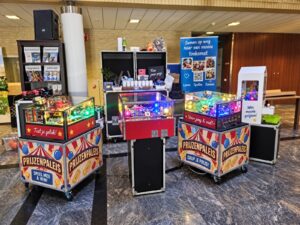 Clown Snoepy kermis met prijzenpaleis en spelletjes in de zorg.