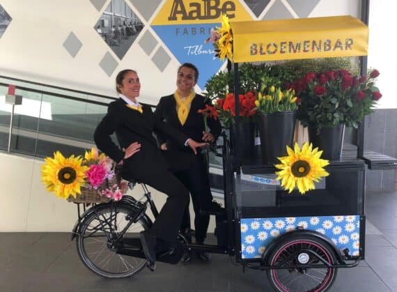 Hostess met bakfiets