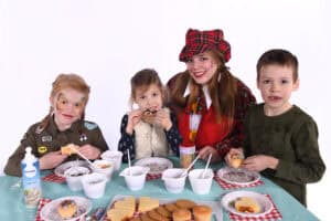 Clown Snoepy met kinderen tijdens feest op Smikkelterras.