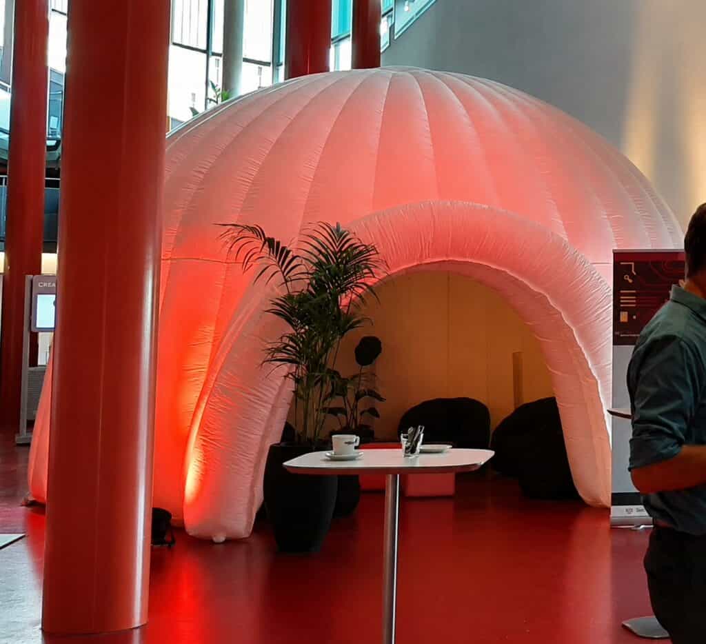 Opblaasbare iglo met gezellige binnenruimte en planten.