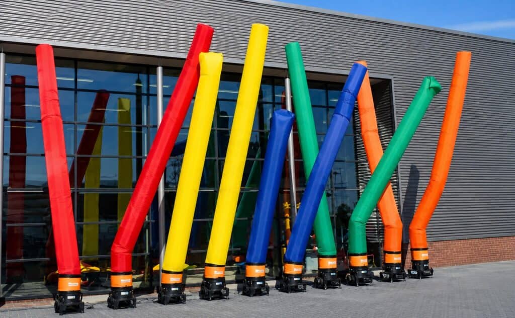 Kleurrijke grote buizen voor speeltuin of attractie, kleurrijk en opvallend.