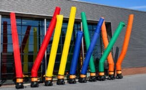 Kleurrijke grote buizen voor speeltuin of attractie, kleurrijk en opvallend.