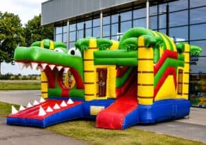 Groen krokodil springkussen met glijbaan en tanden voor kinderen.