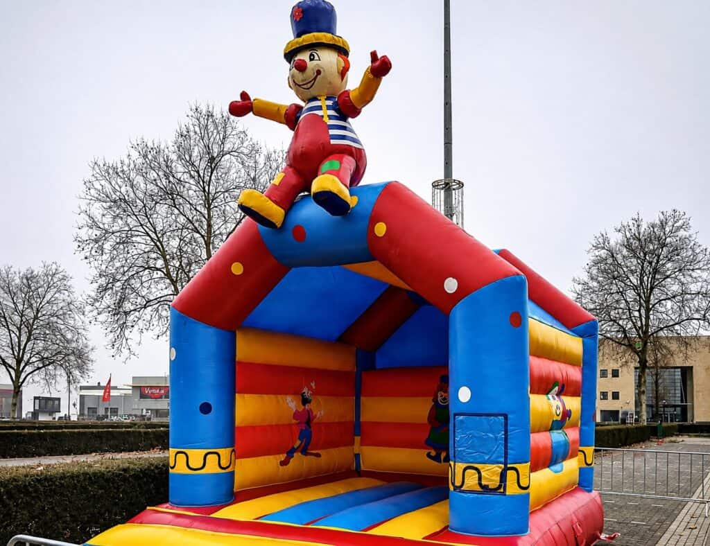 Springkussen met clown Snoepy voor kinderfeestjes en evenementen.
