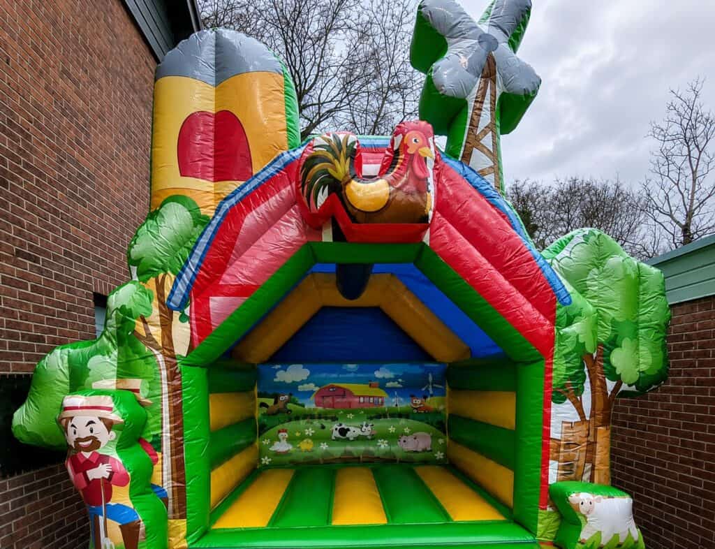 Springkussen met boerderijthema en dieren voor kinderen.