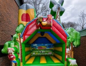 Springkussen met boerderijthema en dieren voor kinderen.