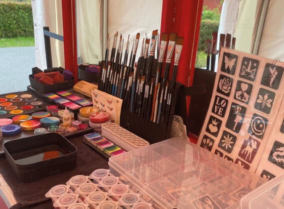 Schmink- & glittertattoostand