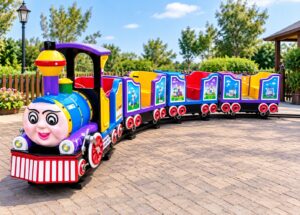 Kleurrijke kindertrein op rails voor kinderen op speelplaats.
