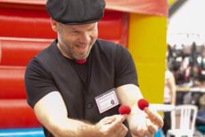 Clown Snoepy entertaint kinderen met goocheltrucs en grappen.