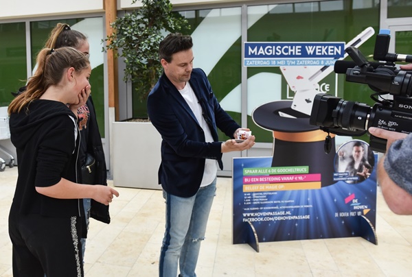 Clown Snoepy toont magische trucs aan kinderen tijdens evenement.