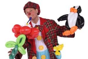 Clowns met ballonfiguren voor kinderen, kleurrijk en vrolijk.