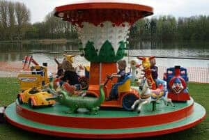 Kleurrijke kinder draaimolen met 26 zitplaatsen.