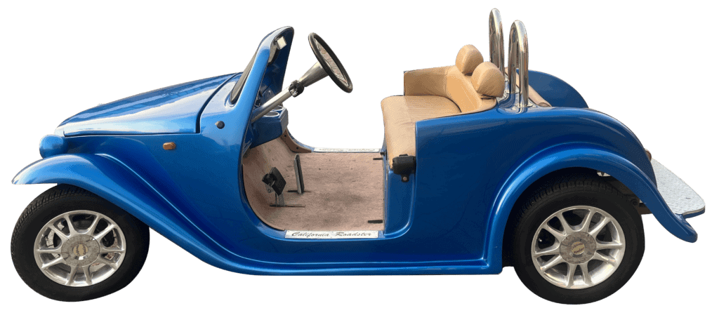 Kleine blauwe auto met open dak en beige interieur.