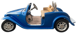 Kleine blauwe auto met open dak en beige interieur.