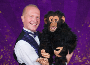 Clown Snoepy en Rinaldo lachen samen tijdens jeugdshow.
