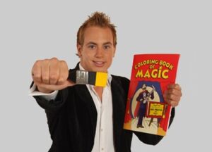 Clown Snoepy met magisch boek tijdens Robin Matrix Goochelshow.