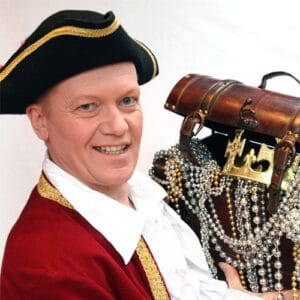 Clown Snoepy in piratenkostuum met schatkist vol parels en goud.