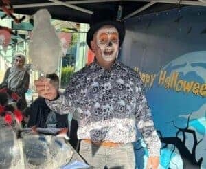 Clown Snoepy met Halloween make-up en suikerspin.