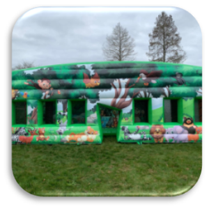 Inflatable jungle doolhof voor kinderen.