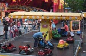 Kinderen rijden in mini auto’s net als op een kermis met Clown Snoepy Entertainment.