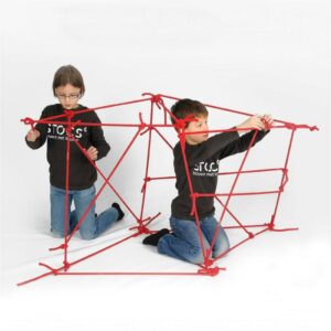 Kinderen spelen met touwen en knopen, plezier en creativiteit.