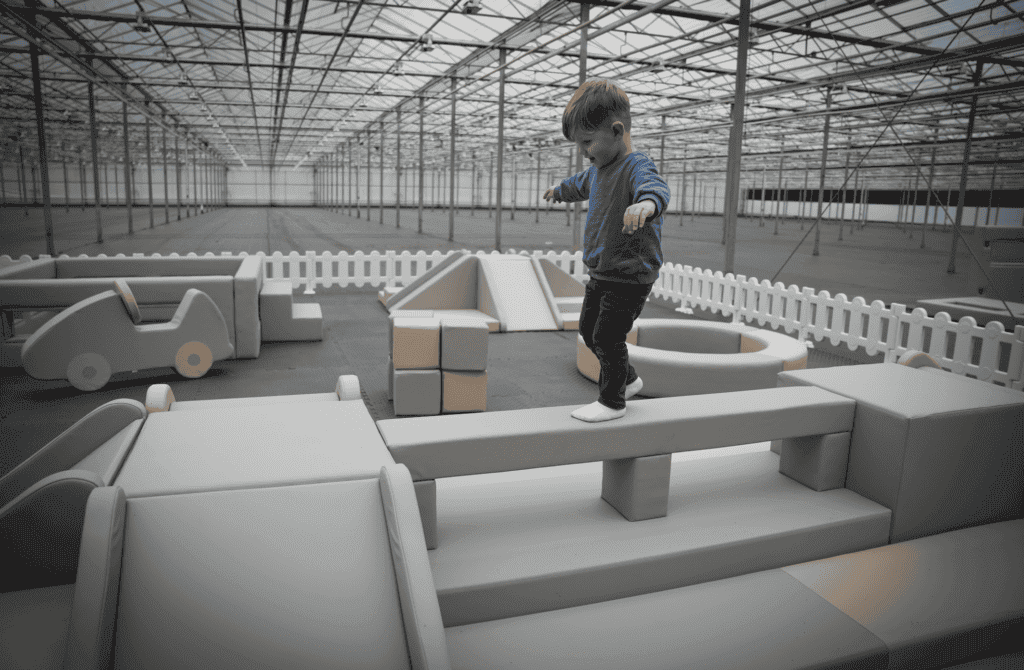 Spelen op een zacht en veilig indoor speelcircuit.