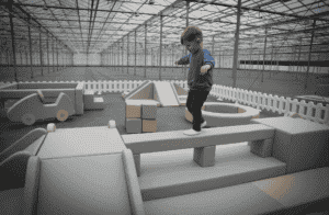 Spelen op een zacht en veilig indoor speelcircuit.