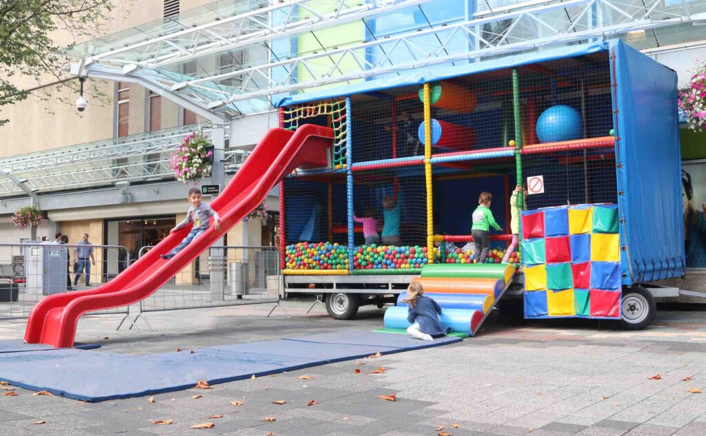 Mobiel speelpaleis met glijbaan en ballenbak voor kinderen.