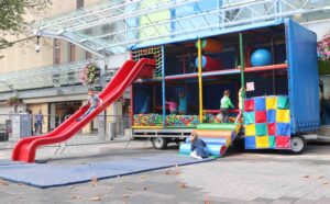 Mobiel speelpaleis met glijbaan en ballenbak voor kinderen.